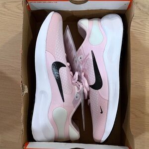 Nike girls youth Revolution 7